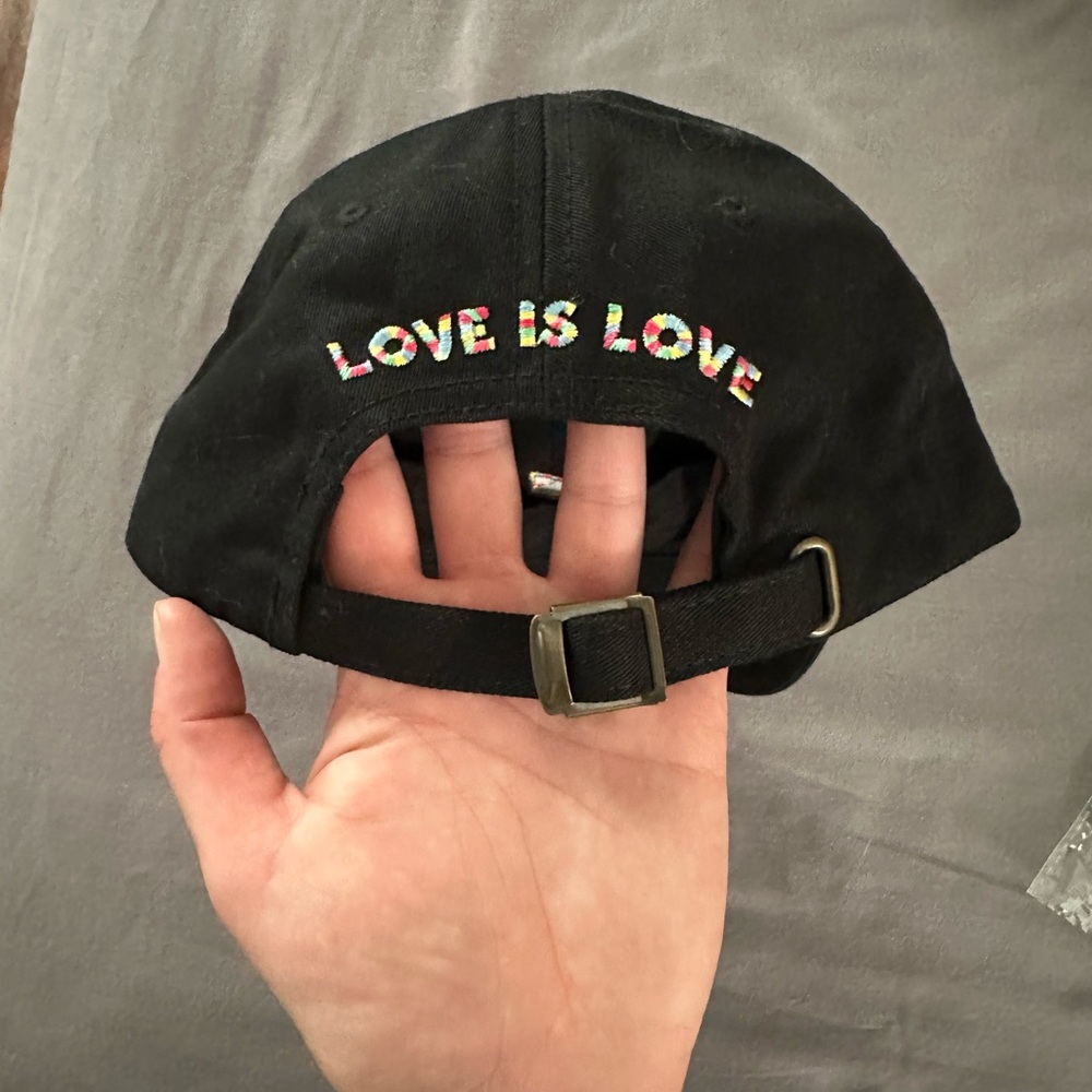 Litto Howler Pride “Love is Love” hat